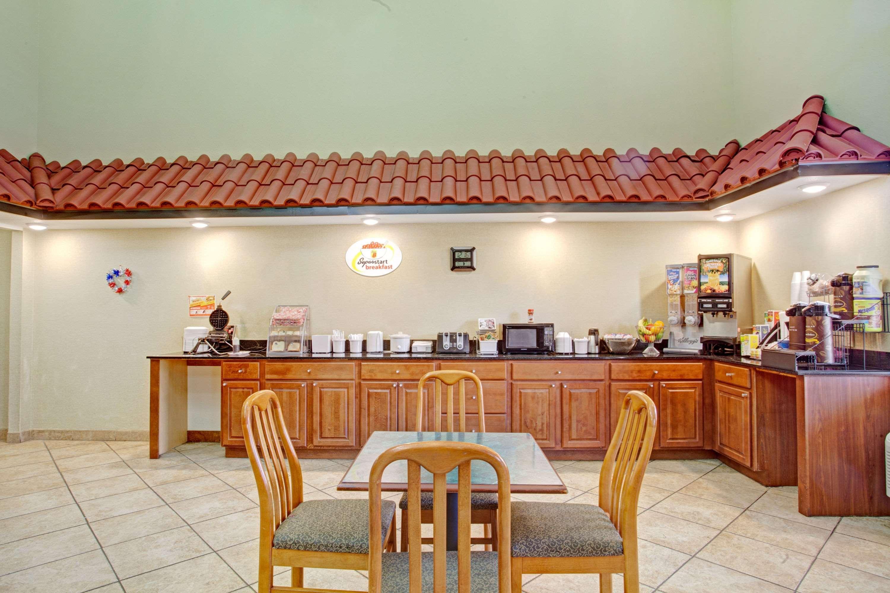 ซูเปอร์ 8 บาย วินด์แฮม ฟอเรสต์ ซิตี้ Hotel ฟอร์เรสต์ซิตี้ ภายนอก รูปภาพ