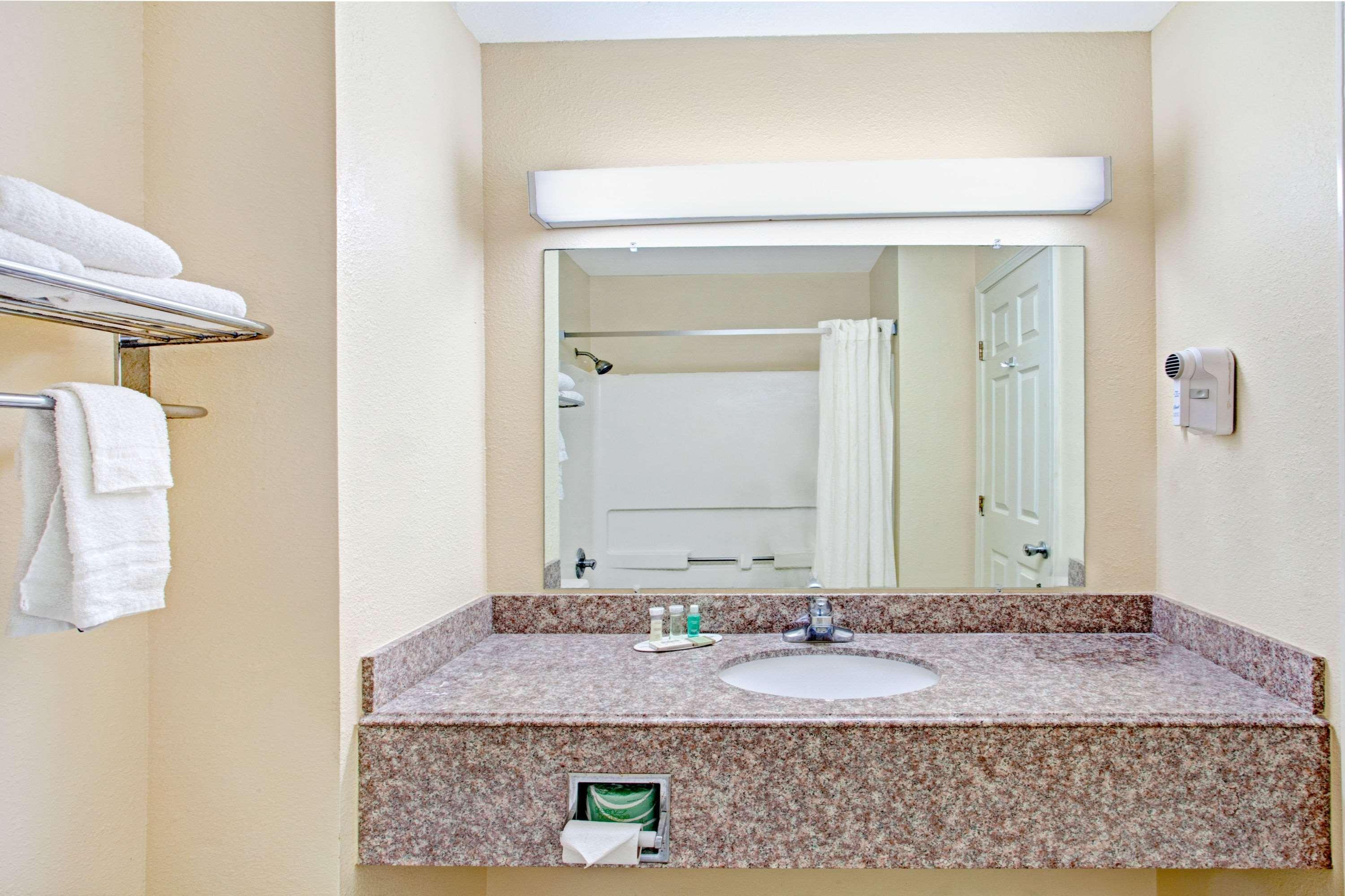 ซูเปอร์ 8 บาย วินด์แฮม ฟอเรสต์ ซิตี้ Hotel ฟอร์เรสต์ซิตี้ ภายนอก รูปภาพ