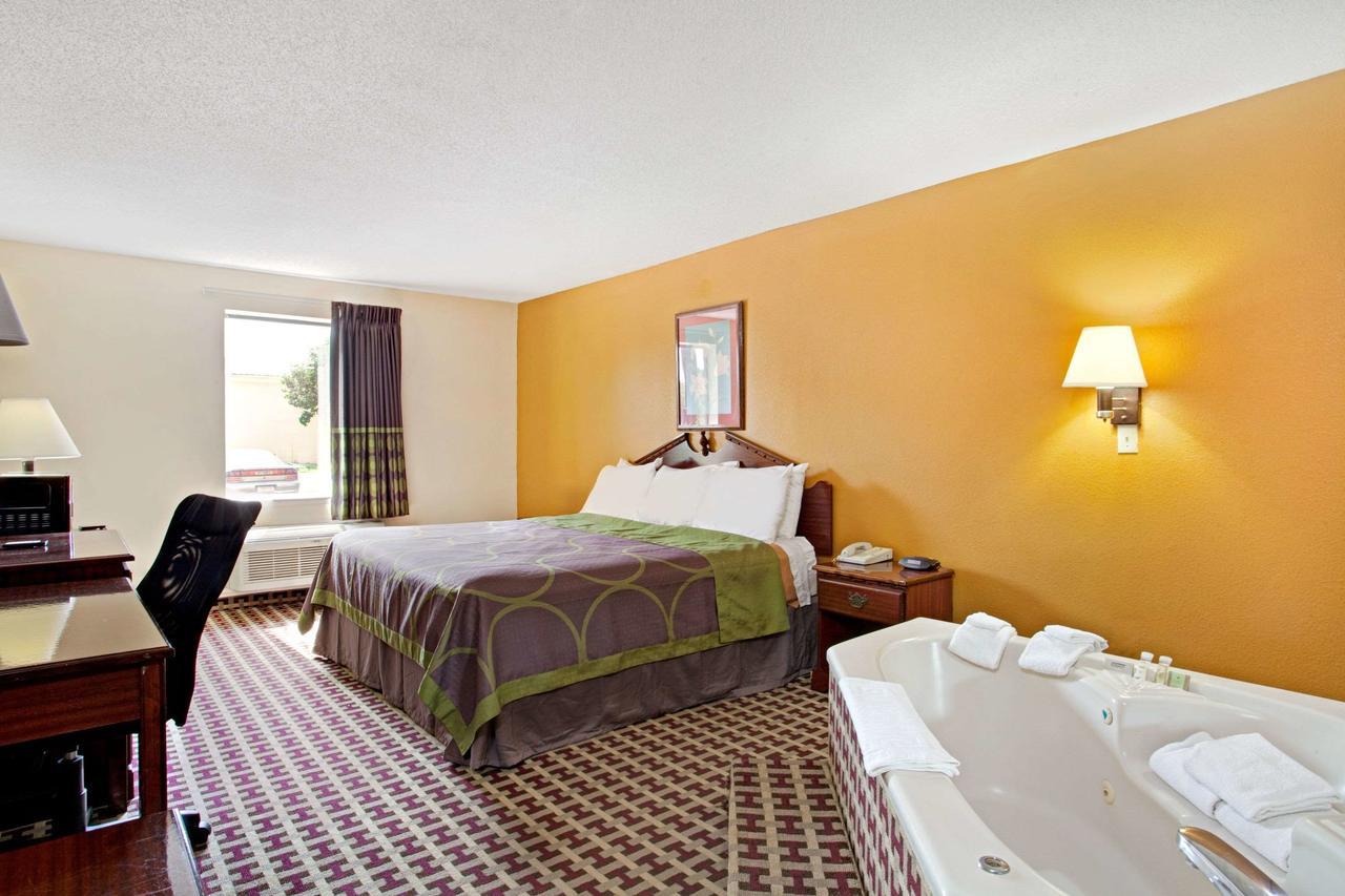 ซูเปอร์ 8 บาย วินด์แฮม ฟอเรสต์ ซิตี้ Hotel ฟอร์เรสต์ซิตี้ ภายนอก รูปภาพ